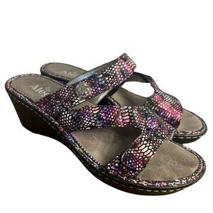 Alegria Loti Funtastic Wedge Sandals Womens 38/8 8.5 Metallic Purple Snake